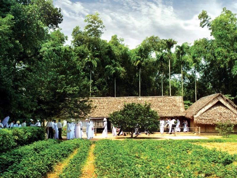 Kim Lien Village - Ho Chi Minh's Ancestral Homeland Kim Lien Village in Nghe An, surrounded by lush greenery and traditional homes, birthplace of Ho Chi Minh.