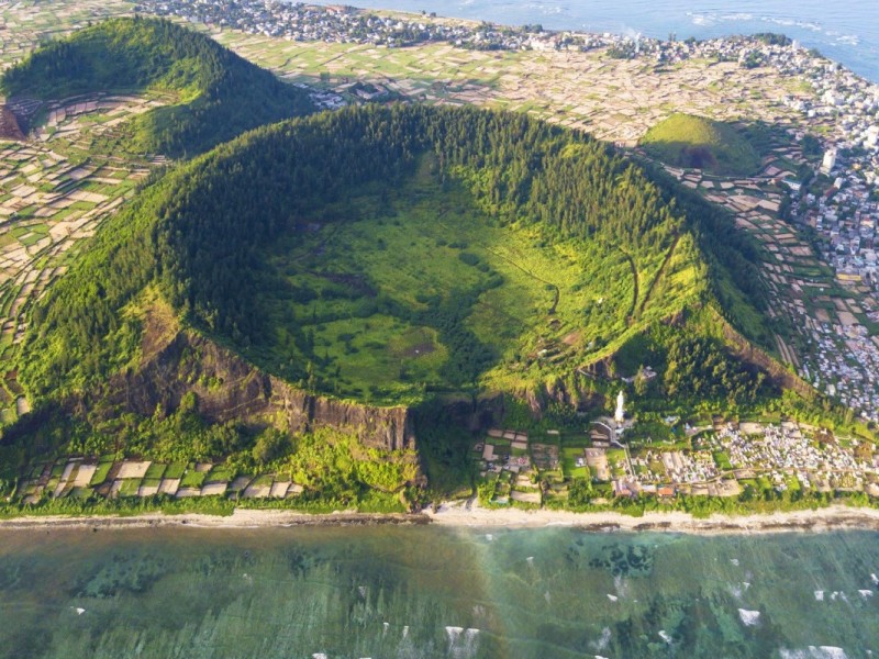 Ly Son Island Quang Ngai! Overview of Ly Son Island Quang Ngai with clear waters and agricultural fields.