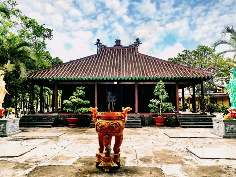 Main Hall of Ton Thanh Pagoda Main hall of Ton Thanh Pagoda, a significant religious site in Long An
