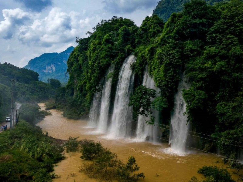 Majestic Mua Roi Waterfall in Thai Nguyen Majestic view of Mua Roi waterfall cascading in Thai Nguyen