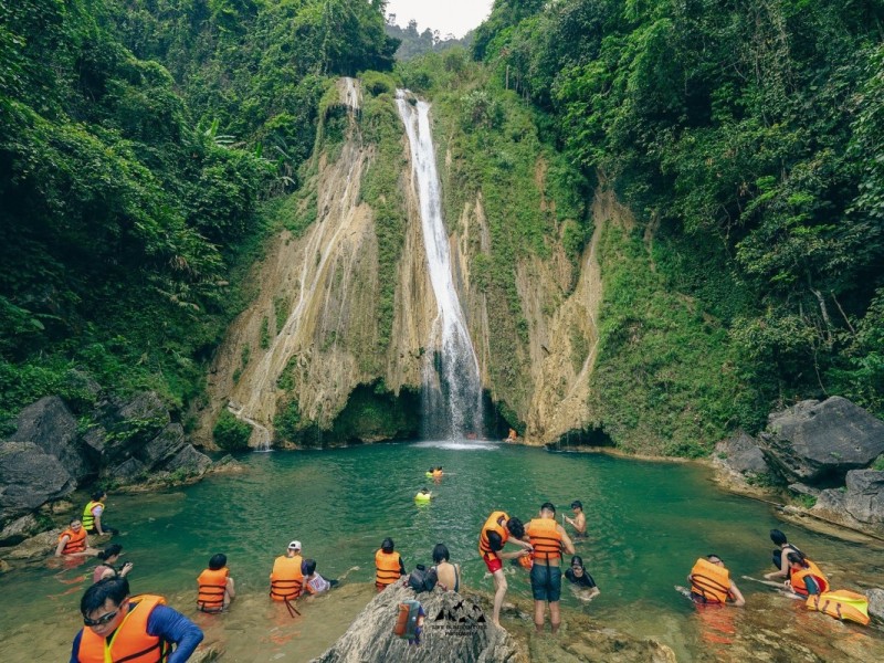 Na Hang Waterfall - Nature's Hidden Gem in Tuyen Quang Visitors enjoying Na Hang Waterfall, a pristine and refreshing natural attraction in Tuyen Quang.