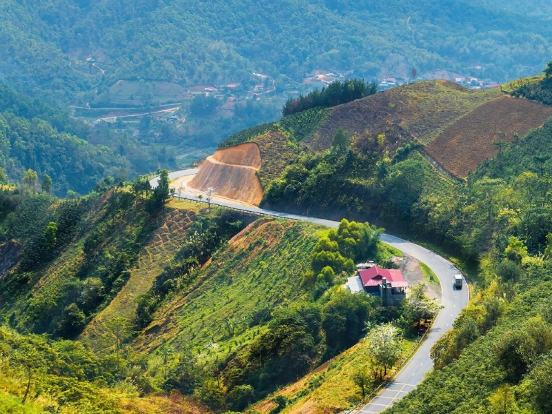 Pha Din Pass Scenic Drive in Dien Bien Scenic drive along Pha Din Pass in Dien Bien with breathtaking mountain views