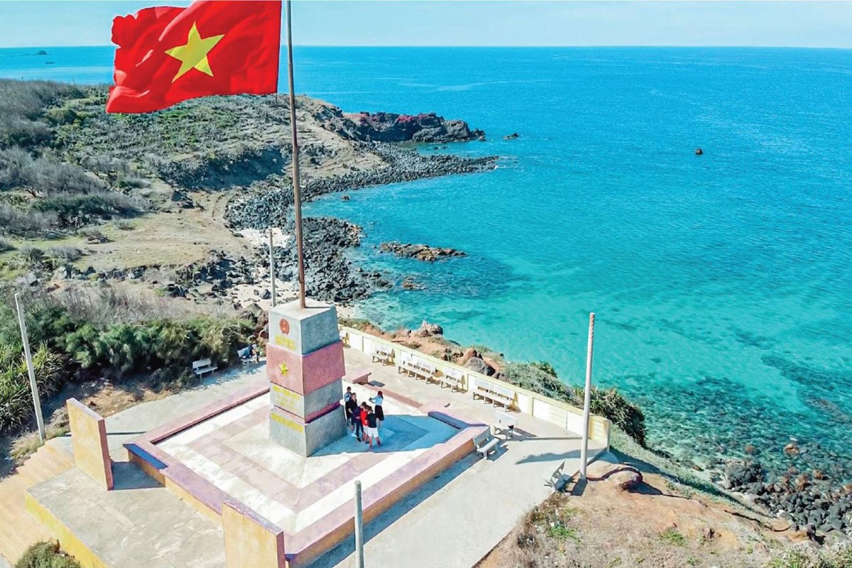 Phu Quy Island Coastline in Binh Thuan A breathtaking view of the Phu Quy Island coastline in Binh Thuan