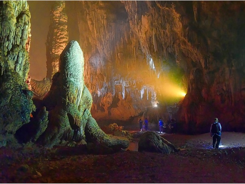 Spectacular Nguom Ngao Cave in Cao Bang View inside the magnificent Nguom Ngao Cave in Cao Bang, showcasing stunning limestone formations.