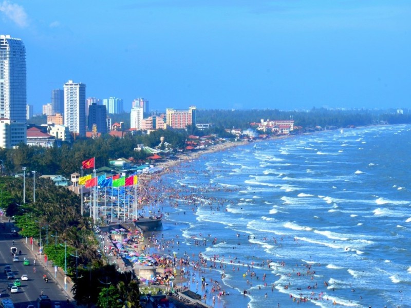 Thuy Van Beach in Vung Tau Thuy Van Beach in Vung Tau, bustling with tourists and vibrant beach activities