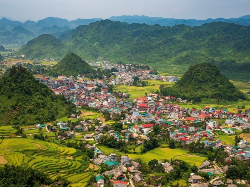 Town of Tam Son in Ha Giang The town of Tam Son in Quan Ba District, Ha Giang, surrounded by green rice terraces and limestone hills.