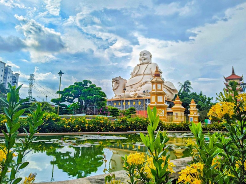 Vinh Trang Pagoda - Architectural Marvel in Tien Giang The majestic Buddha statue and temple structures at Vinh Trang Pagoda in Tien Giang.