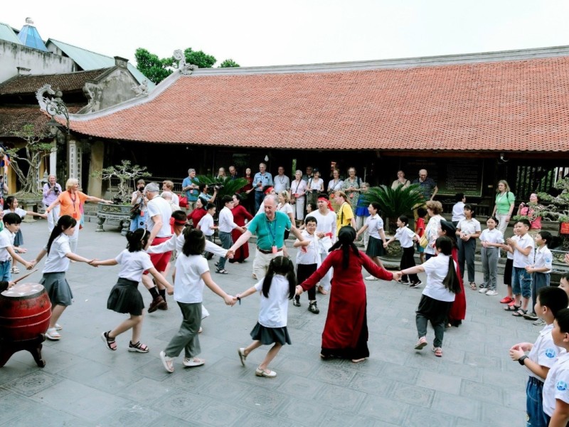 Xoan Singing Ceremony at Hung Kings Temple Students and tourists joining hands during a Xoan singing ceremony at the Hung Kings Temple in Phu Tho