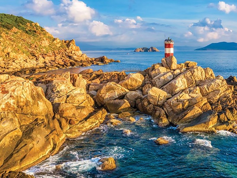 Yen Island - Striking Beauty of Phu Yen Yen Island in Phu Yen with vibrant waters and stunning sunset skies, offering a picturesque seascape.