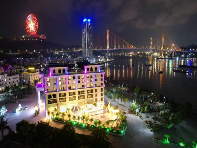 Khách sạn Grand View Palace ban đêm nhìn ra Vịnh Hạ Long
