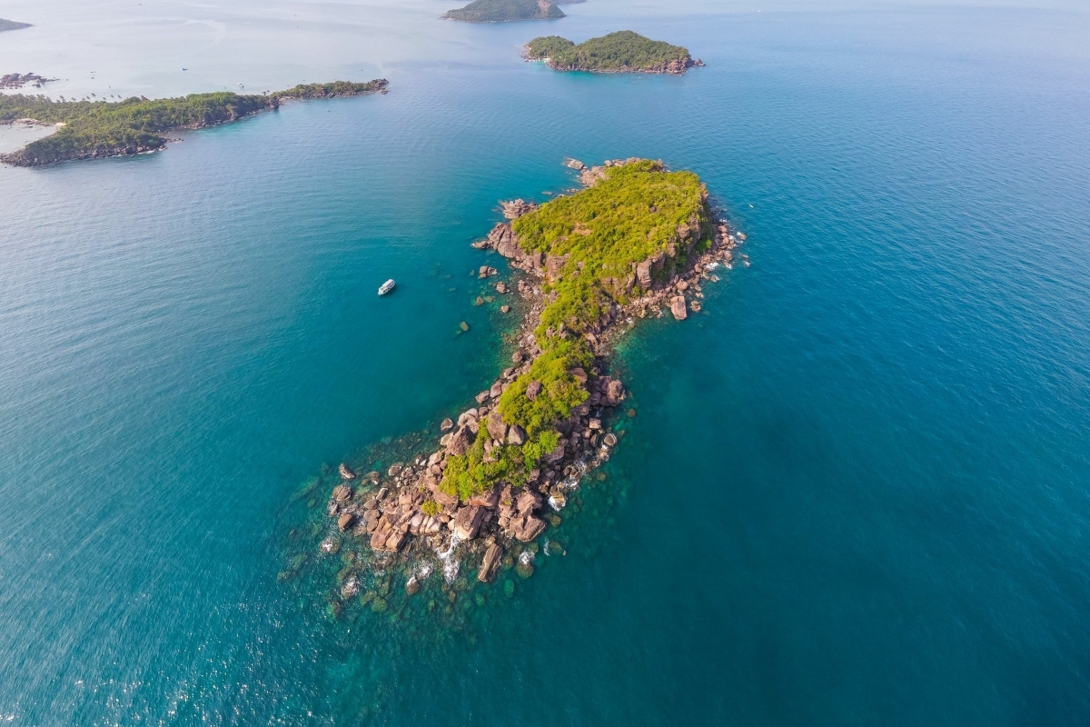 A stunning aerial view of Buom Island surrounded by turquoise waters, part of the 3 island speedboat tour Phu Quoc.