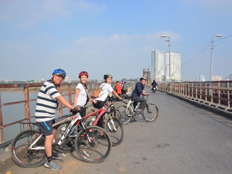 Cyclists on the iconic Long Bien Bridge